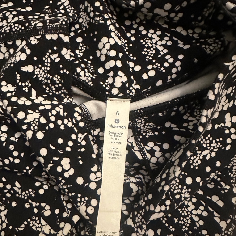 LuLulemon black & white capri yoga pants women’s 6 - Picture 3 of 3